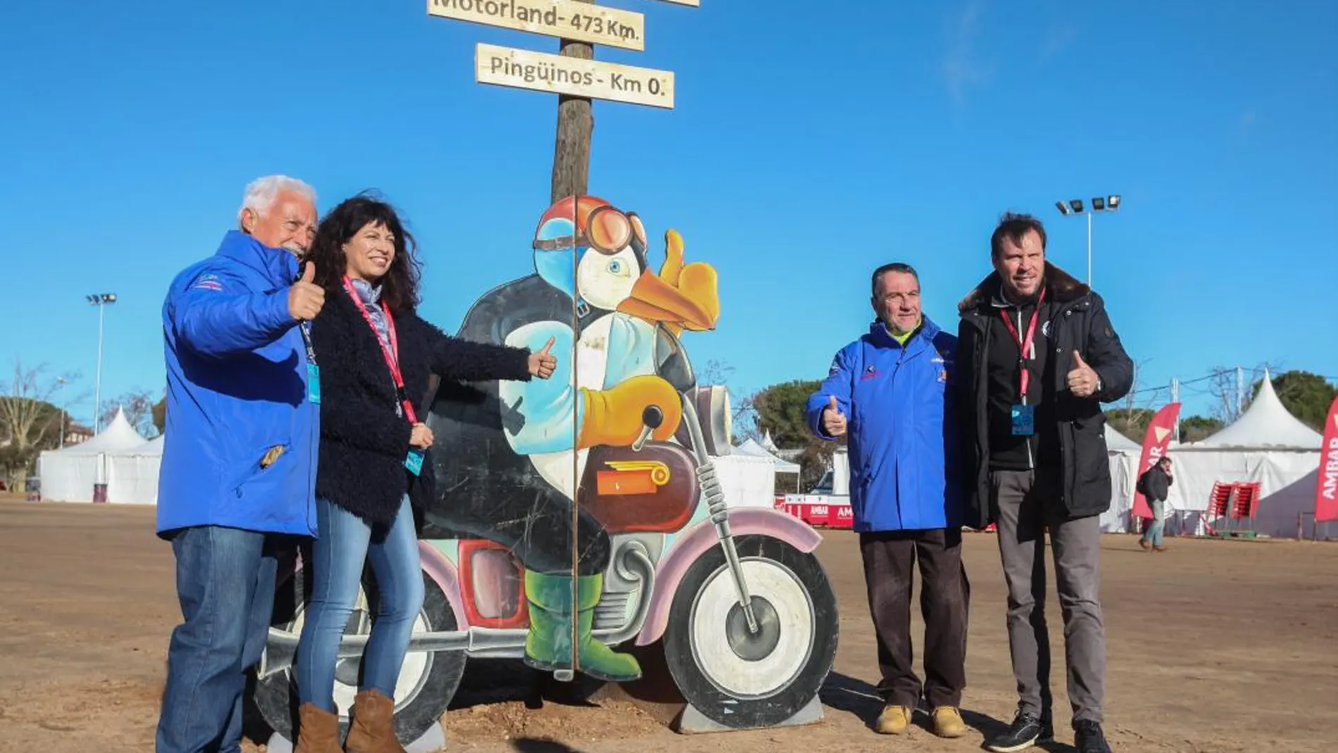 El alcalde de Valladolid, Öscar Puente, y la concejal de Cultura y Turismo, Ana Redondo, junto con los organizadores de Pingüinos