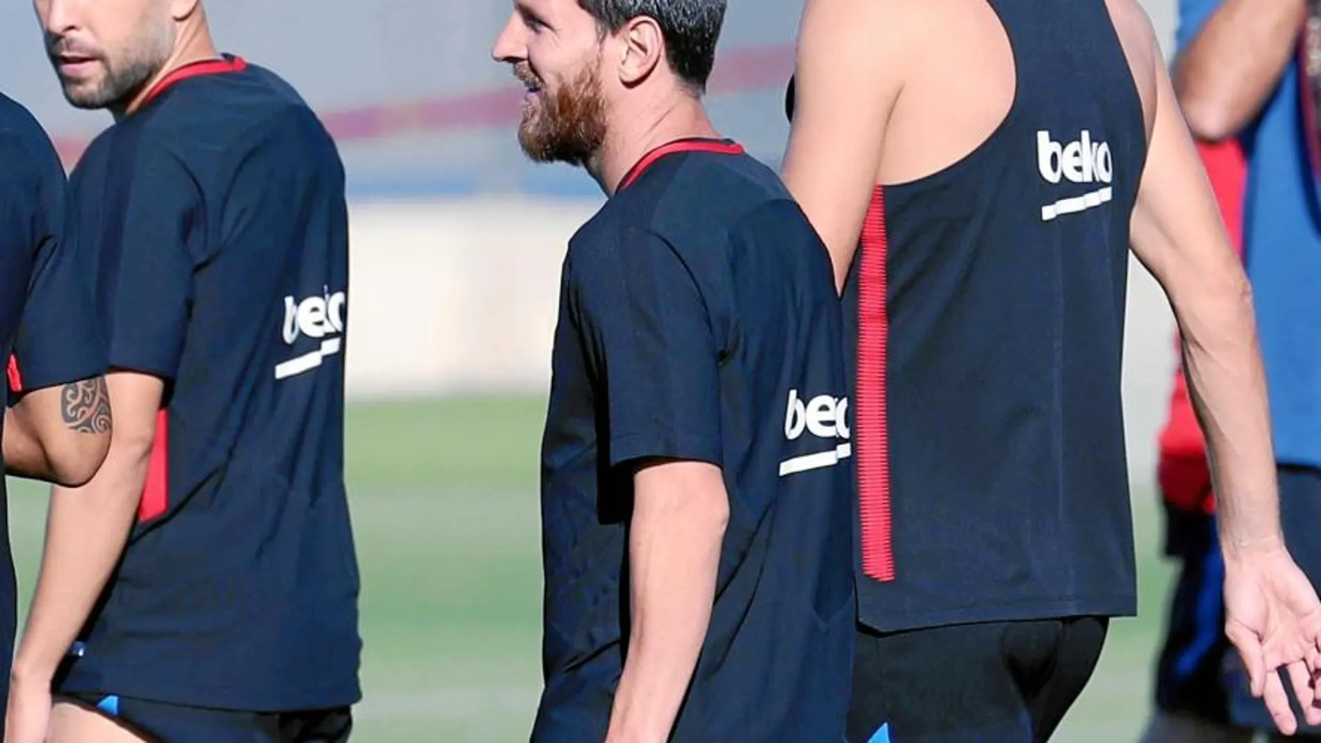 Piqué, con Messi, ayer, en Barcelona
