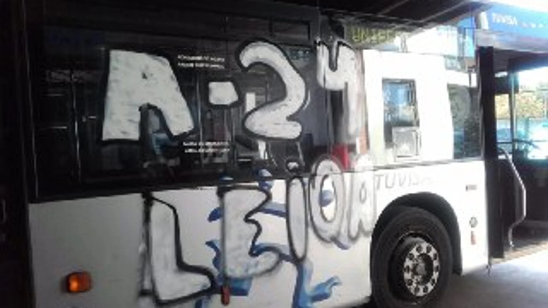 Encapuchados armados con barras de hierro atacan un autobús urbano en Vitoria