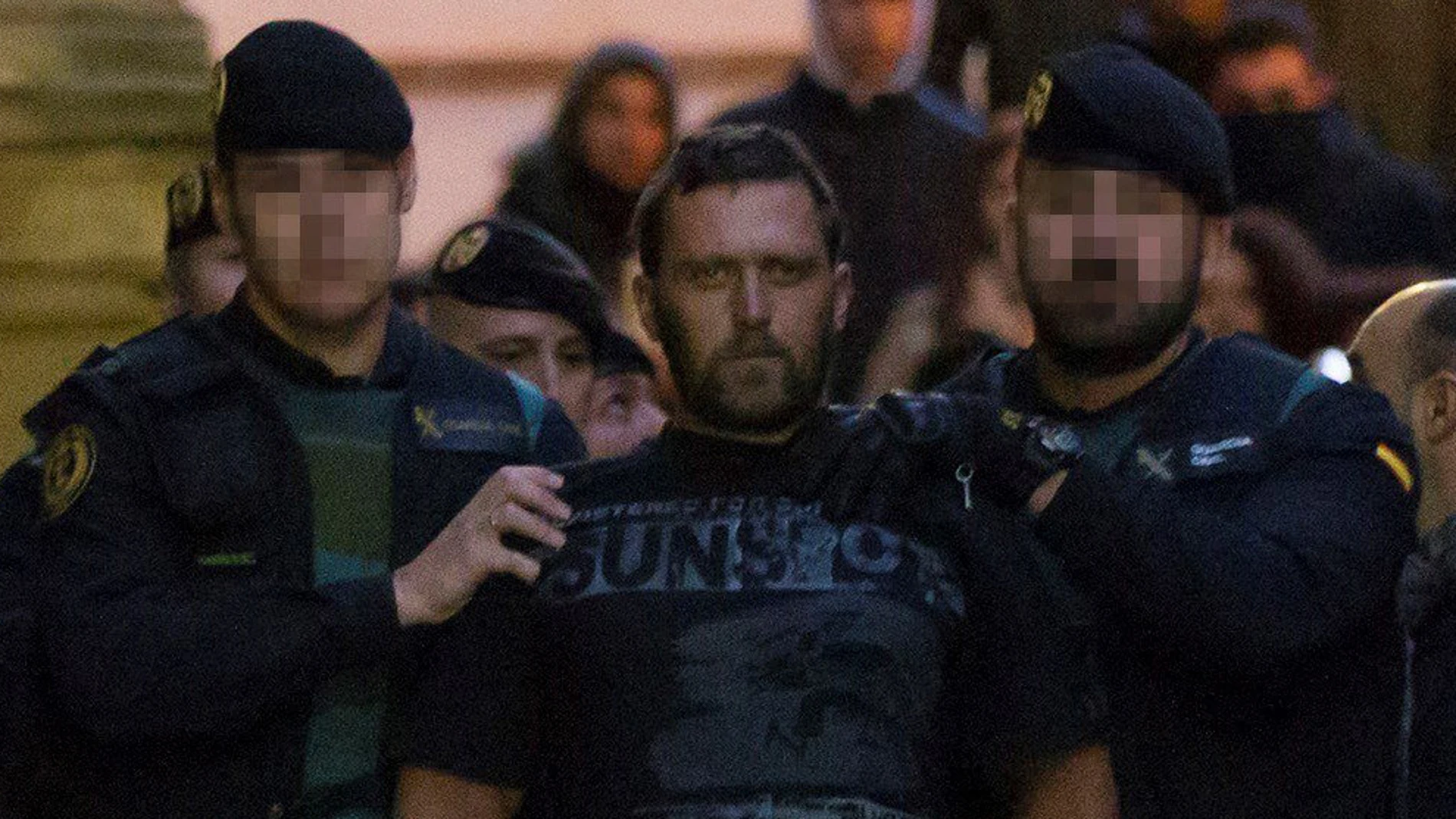 Agentes de la Guardia Civil trasladan al serbio Norbert Feher a su salida de los juzgados de Alcañiz (Teruel)