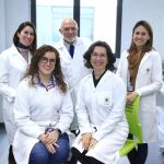Los investigadores de la CEU UCH María Aracely Calatayud, Vicente Rodilla, Cristina Balaguer, María Sebastián y Alicia López, autores del diseño del nuevo inserto ocular soluble para la administración de antibióticos a través de la córnea.
