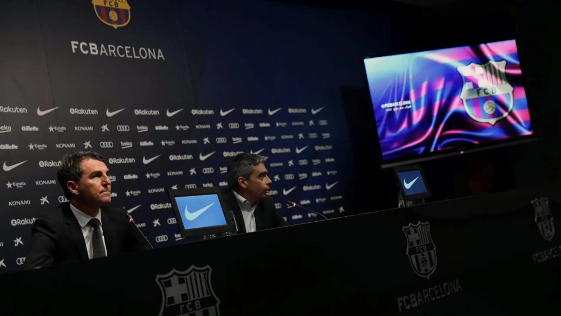 El secretario técnico del FC Barcelona, Robert Fernández (i), y el director de deportes profesionales, Albert Soler (d), durante la rueda de prensa.
