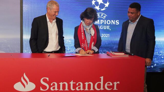 Ana Patricia Botín, firma el acuerdo ante la atenta mirada del ex futbolista brasileño Ronaldo Nazario