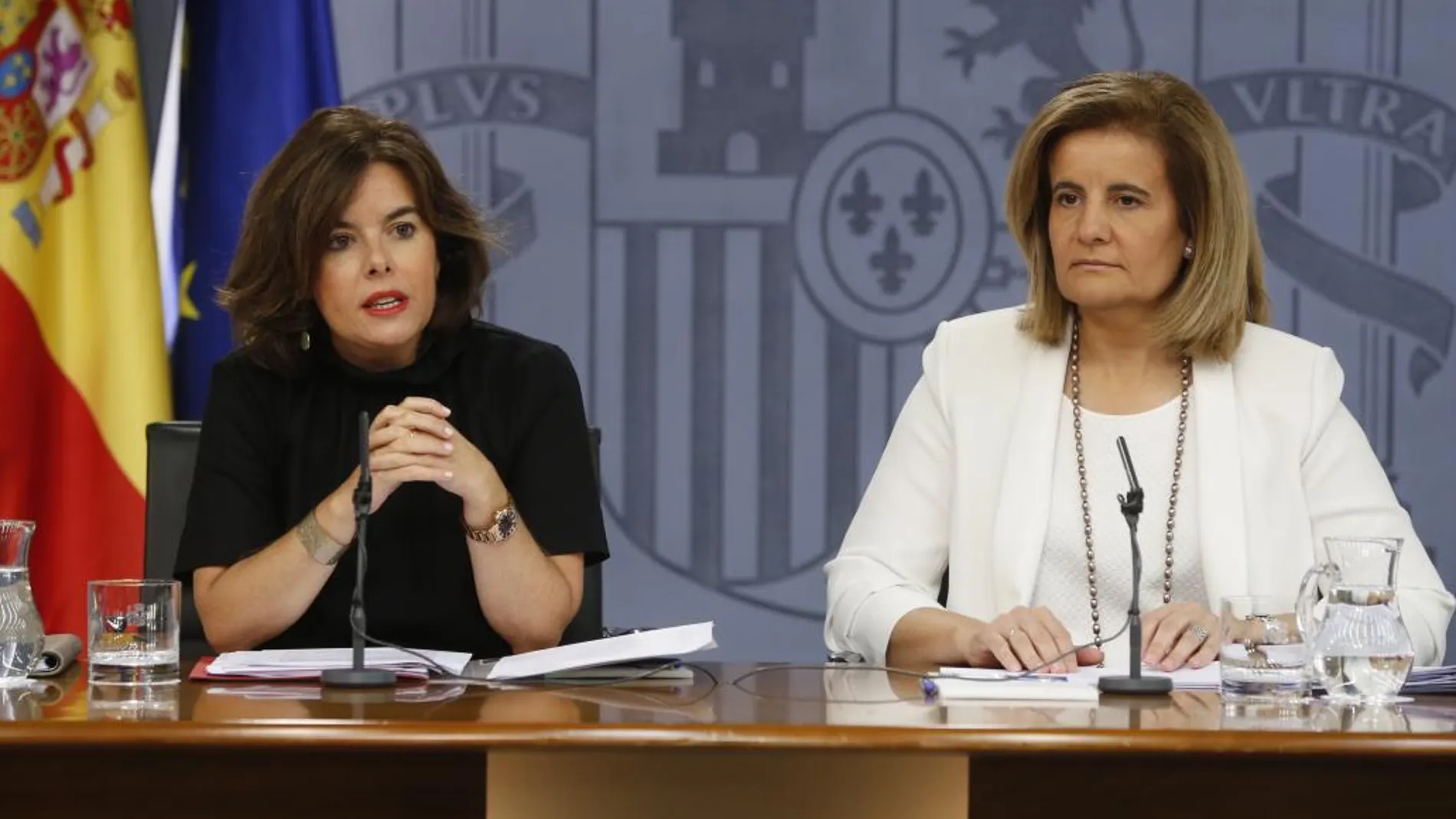 La vicepresidenta del Gobierno en funciones, Soraya Sáenz de Santamaría,iz., acompañada de la ministra de Empleo en funciones, Fátima Báñez.