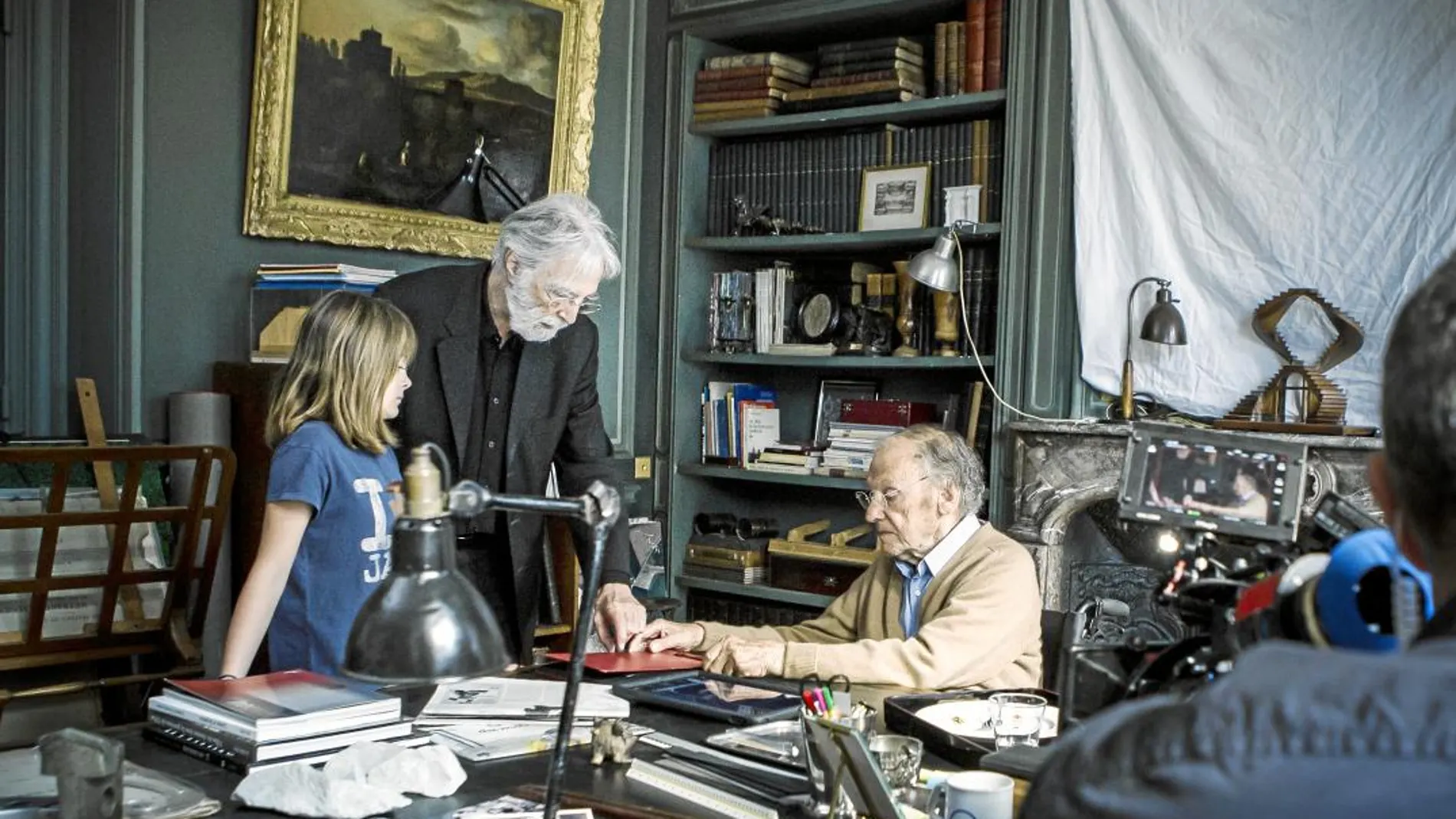 Michael Haneke (en el centro), en el set de rodaje de «Happy End» junto a Jean-Louis Trintignant y la pequeña Fantine Harduin