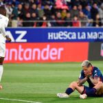 El delantero del Huesca Chimy Ávila se lamenta durante el partido ante el Valencia / Efe
