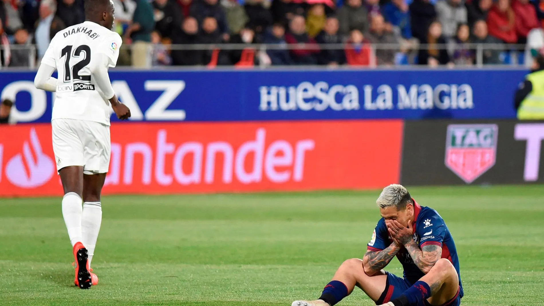 El delantero del Huesca Chimy Ávila se lamenta durante el partido ante el Valencia / Efe