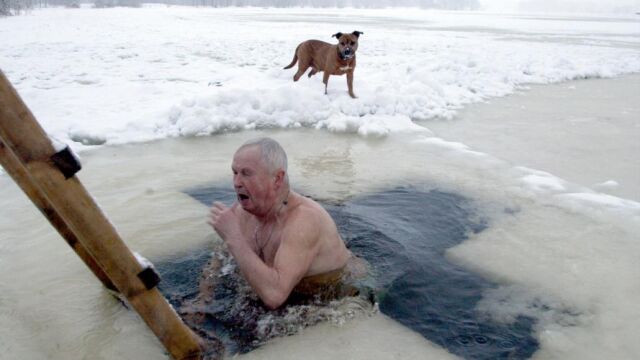 Un hombre se baña en un lago ruso, en una imagen de archivo