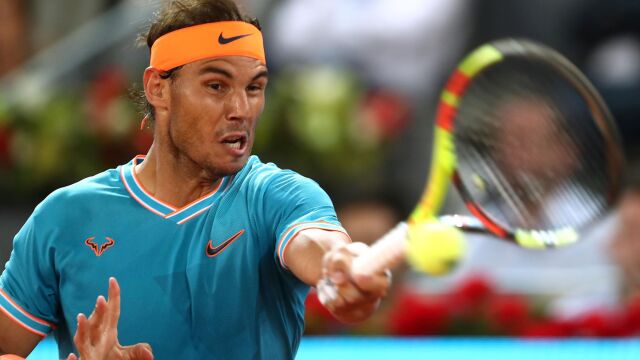 Nadal golpea una derecha en el partido de cuartos en Madrid