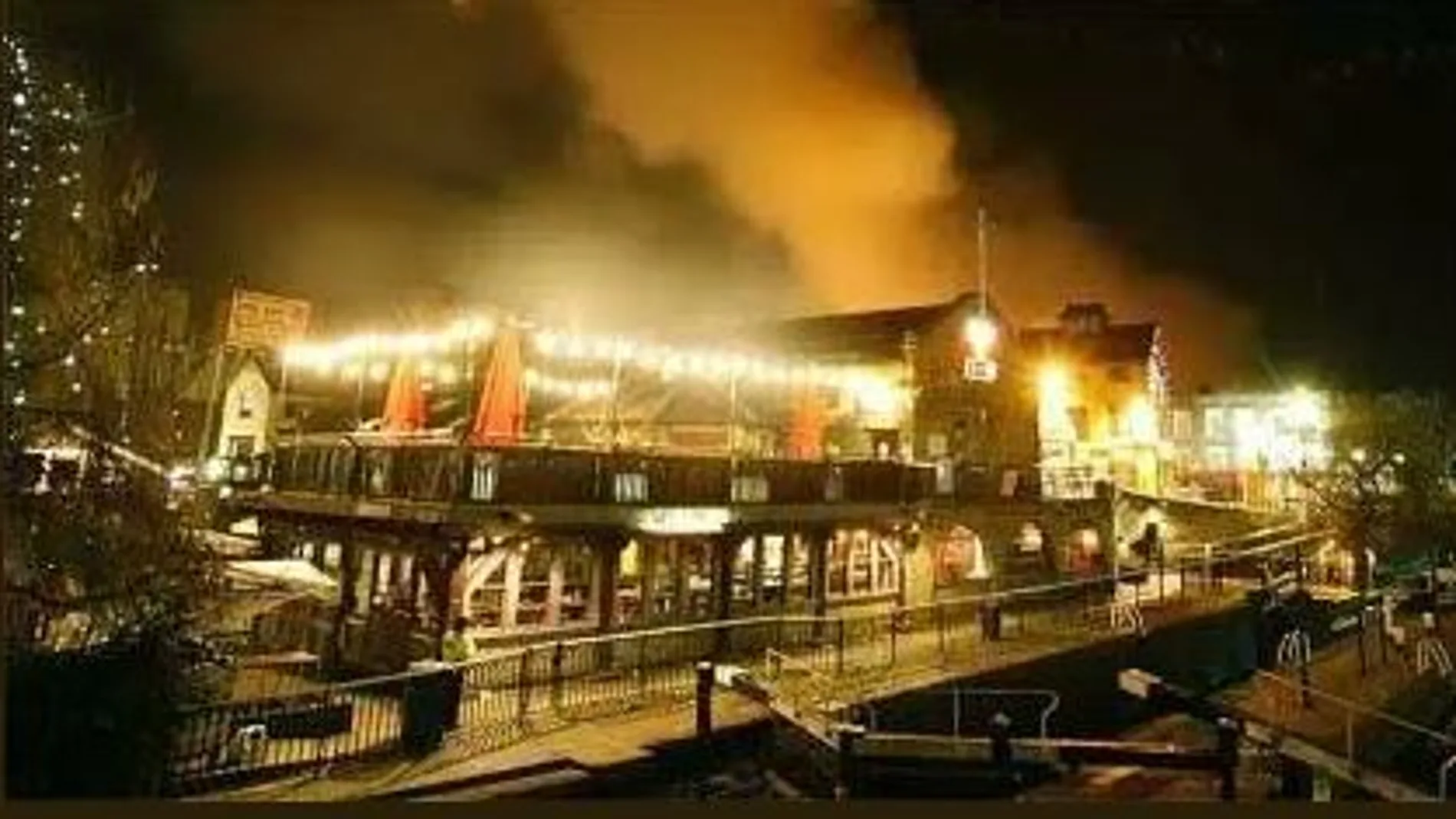 Aparatoso incendio en Mercado de Camden de Londres