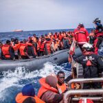 Refugiados en una lancha son rescatados por miembros de la ONG SOS Méditerranée. EFE/ Christophe Petit Tesson
