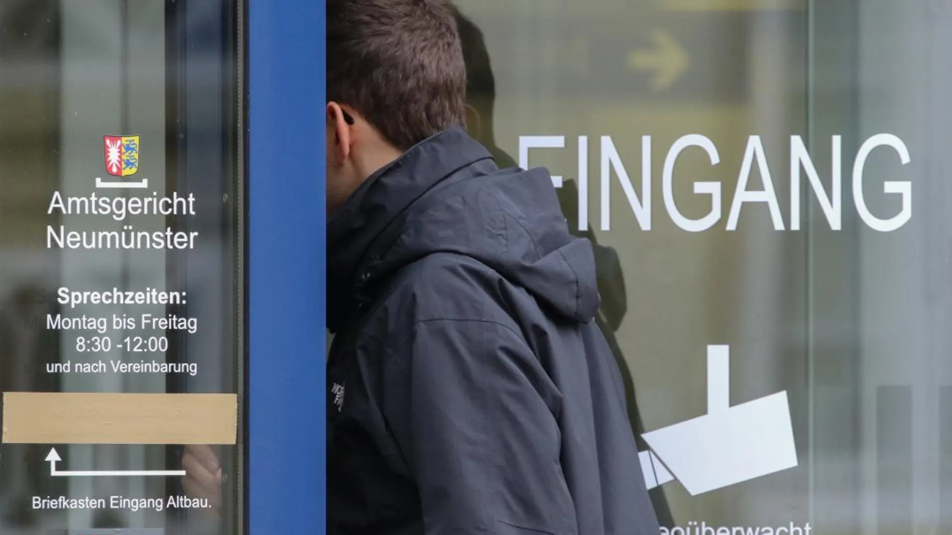 Una persona accede a la cárcel de la localidad de Neumünster, al sur de Kiel, donde ingresó ayer el expresidente catalán Carles Puigdemont
