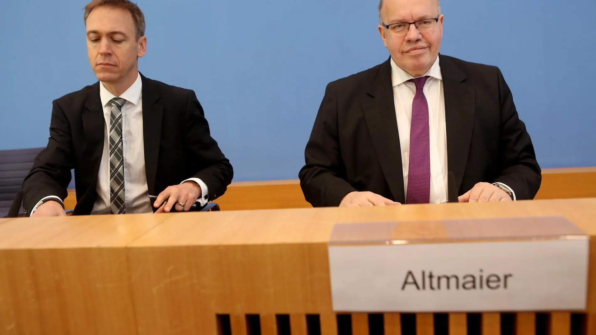 El ministro de Economía alemán, Peter Altmaier (d), hoy, en Berlín, Alemania