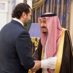 El rey Salmán bin Abdulaziz de Arabia Saudí recibe al exprimer ministro del Líbano Saad Hariri /efe