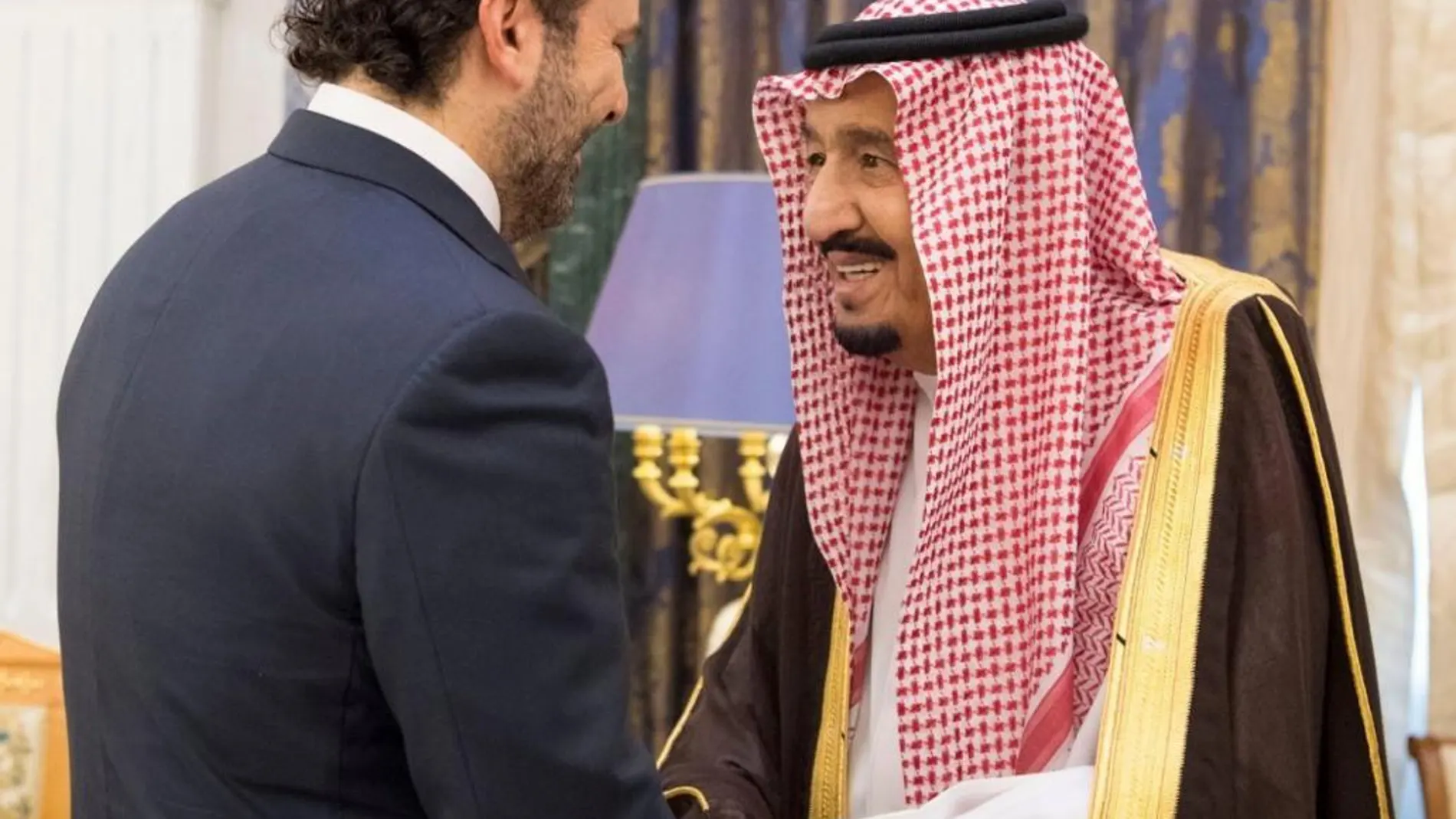 El rey Salmán bin Abdulaziz de Arabia Saudí recibe al exprimer ministro del Líbano Saad Hariri /efe