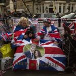 Entusiastas de la Casa Real británica ya hacen guardia en la calle para tener el mejor sitio para observar el enlace. Foto: Ap