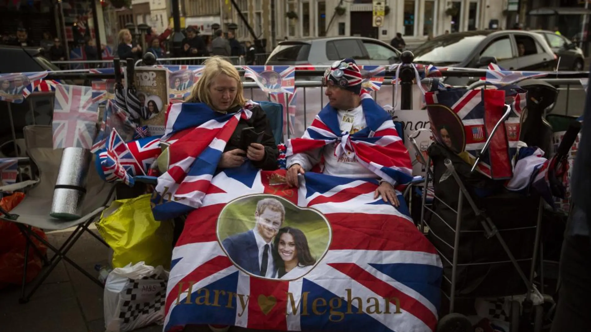 Entusiastas de la Casa Real británica ya hacen guardia en la calle para tener el mejor sitio para observar el enlace. Foto: Ap