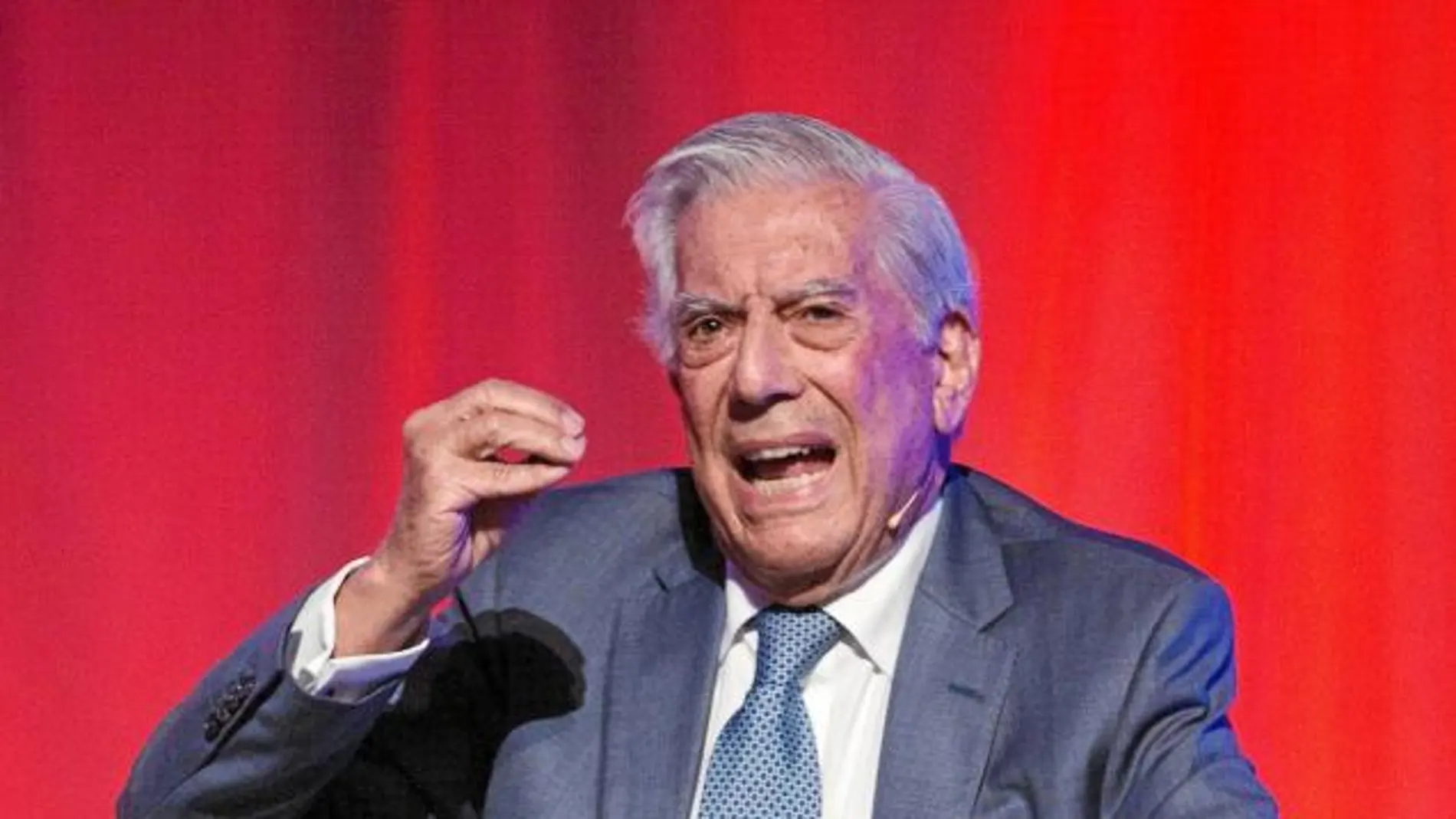El Premio Nobel de Literatura, Mario Vargas Llosa, durante su participación en un coloquio celebrado hoy en el Teatro Goya de Barcelona, en el que han participado el líder de Ciudadanos, Albert Rivera, y la candidata de la formación naranja a la presidencia de la Generalitat, Inés Arrimadas