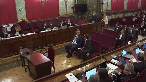 Imagen tomada de la señal institucional de Tribunal Supremo con la vista general de la sala donde se lleva a cabo el juicio del "procés"al inicio de la jornada 35 del proceso judicial.