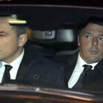 El «premier», Matteo Renzi, ayer, a su llegada al Palacio del Quirinal para reunirse con el presidente Mattarella