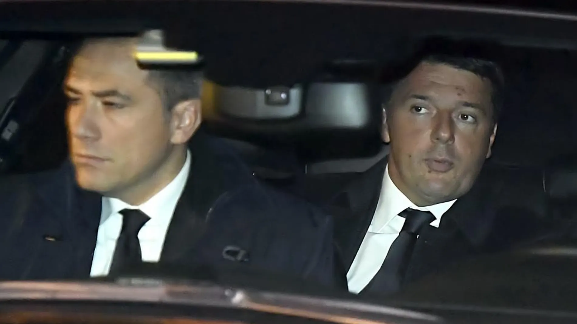 El «premier», Matteo Renzi, ayer, a su llegada al Palacio del Quirinal para reunirse con el presidente Mattarella