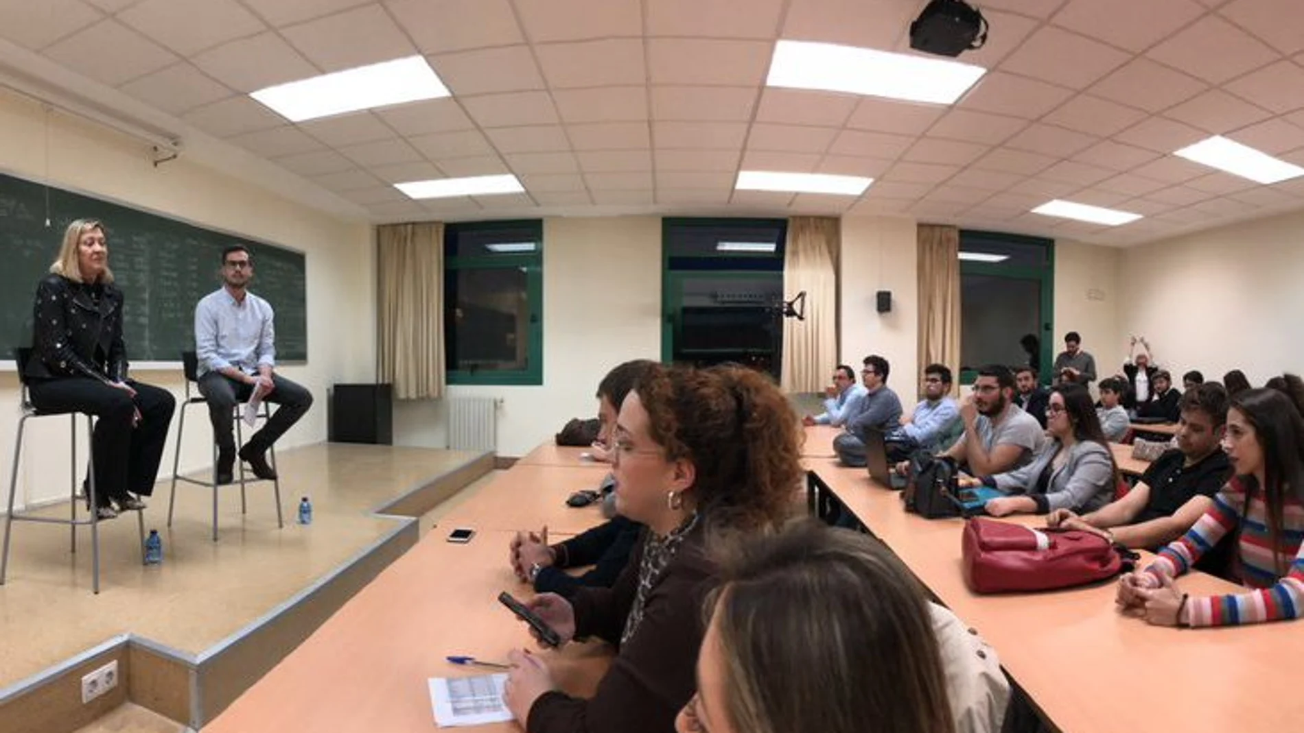 Pilar del Olmo durante el encuentro celebrado en la Facultad de Comercio de Valladolid