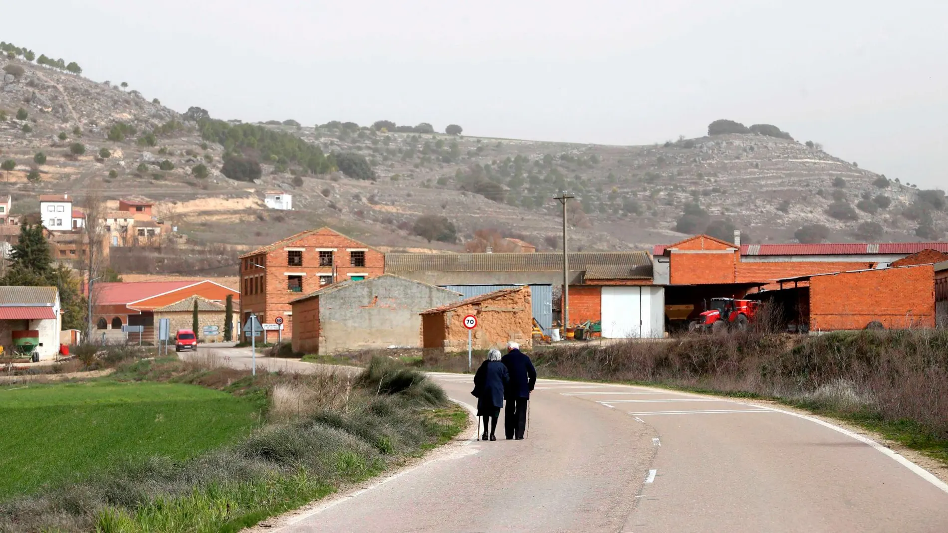 Ver los pueblos vacíos es la estampa habitual del medio rural de la Comunidad. En la imagen, una pareja de personas mayores pasean por la carretera de Valdearcos de la Vega, en la provincia de Valladolid