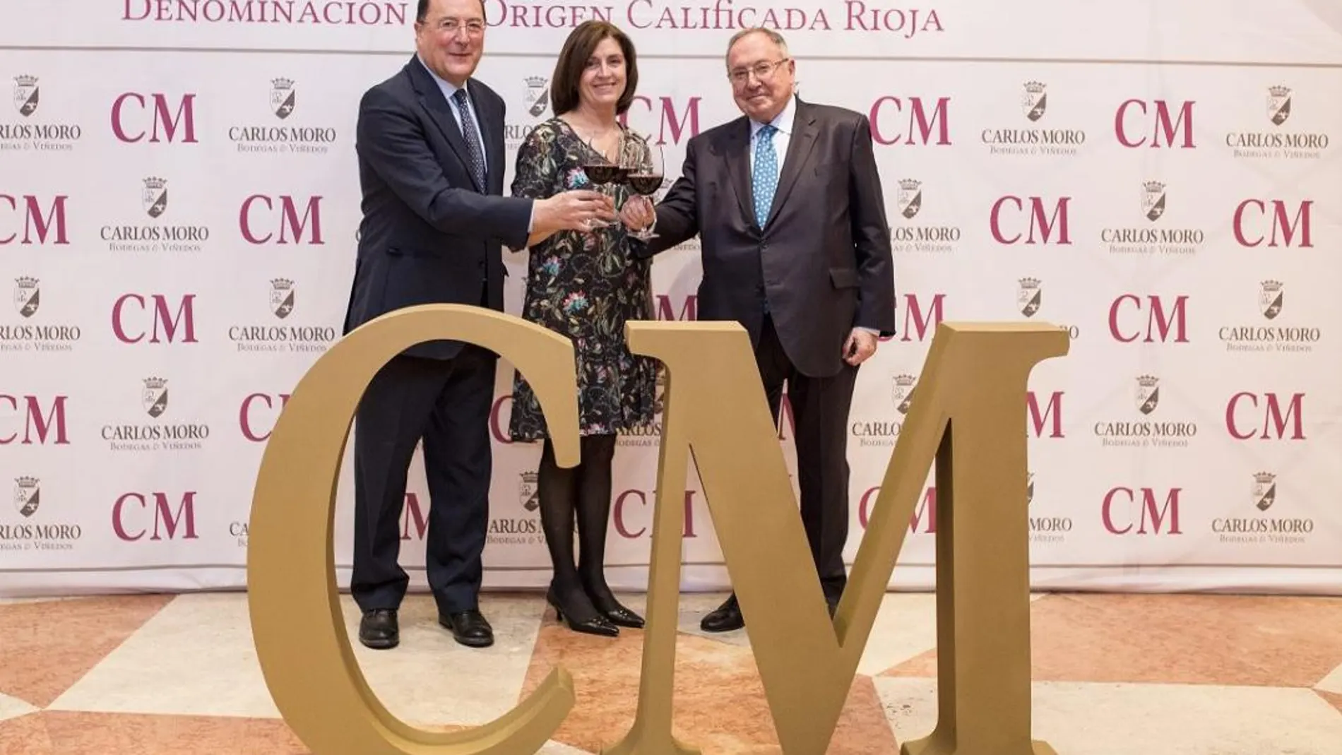 Carlos Moro brinda con José Luis Bonet, presidente de la Cámara de Comercio de España, y Esperanza Castro, de Bodegas Matarromera