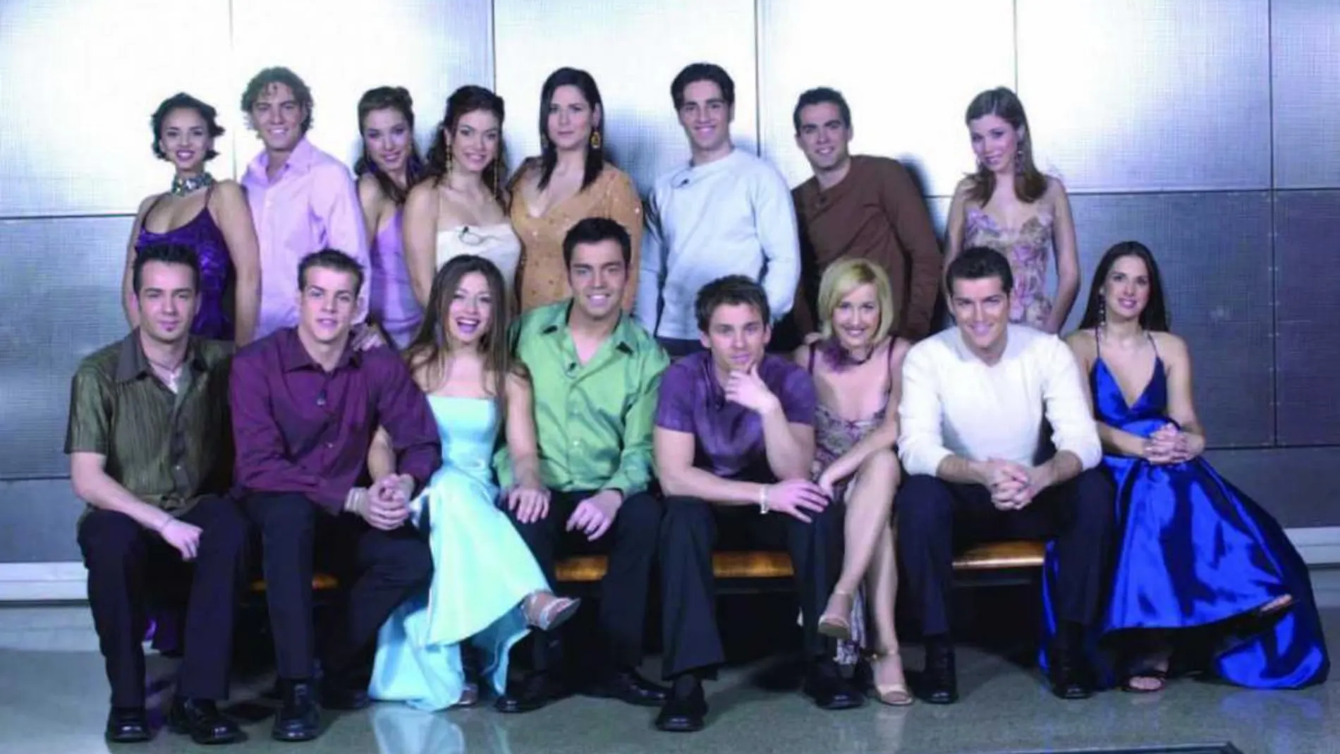 Juan Camus, en el centro de la imagen con camisa verde, y Verónica, sentada a su lado con un vestido azul, son los únicos participantes que no han confirmado su presencia en el concierto