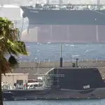 El submarino de la Royal Navy &quot;HMS Ambush&quot;de propulsión nuclear británico se encuentra desde ayer en el puerto de Gibraltar trás haber chocado contra un buque mercante en aguas españolas cercanas al Peñón