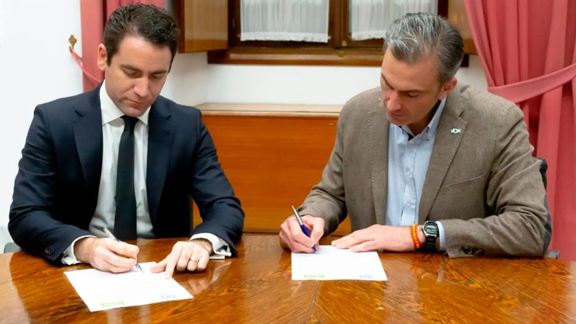Los números dos de PP y Vox a nivel nacional, Teodoro García Egea y Javier Ortega Smith, firman el acuerdo