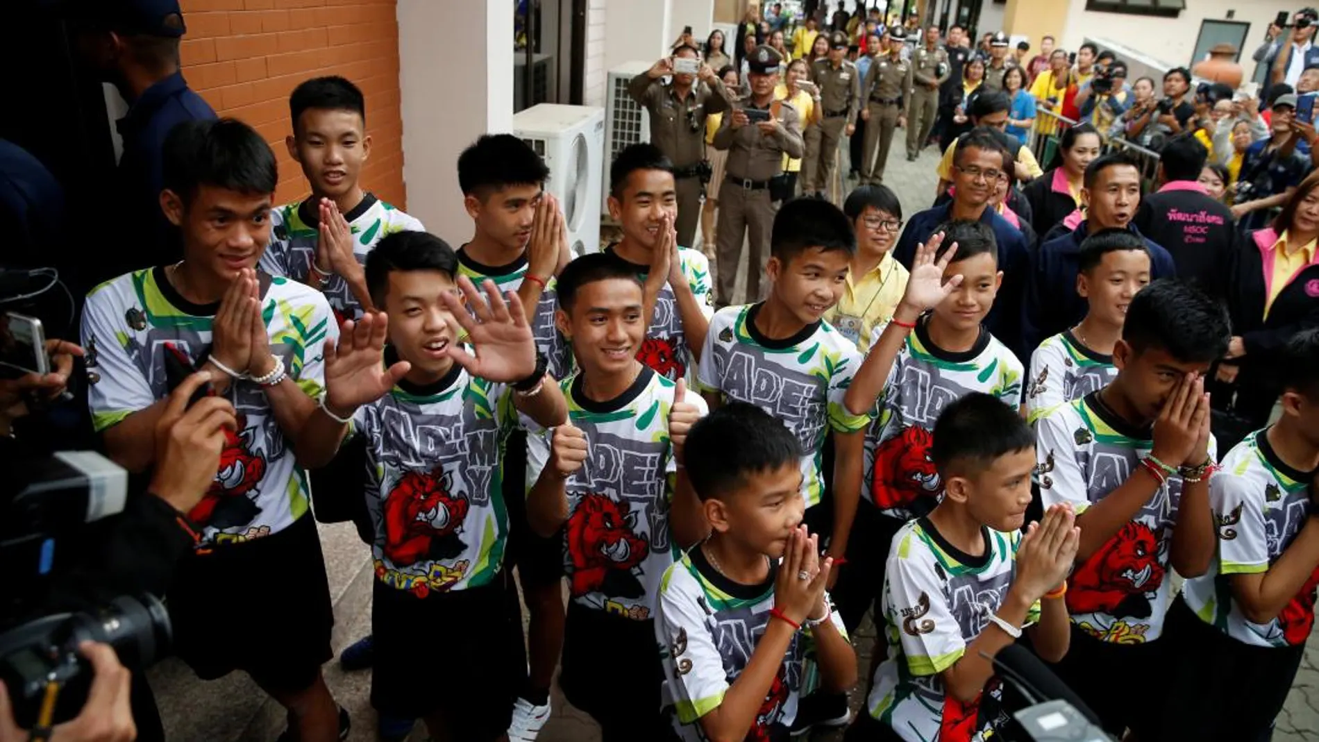 Los doce chicos y su entrenador antes de ofrecer una rueda de prensa / Foto: Reuters