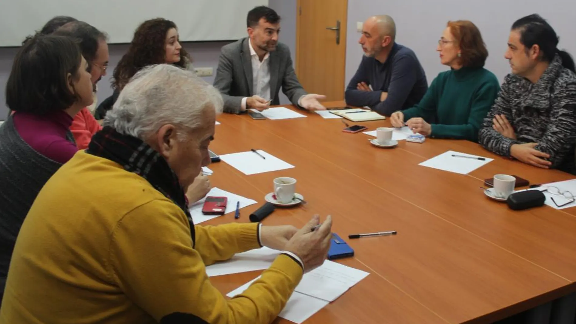 Un momento de la reunión que mantuvo Maíllo con las entidades sociales