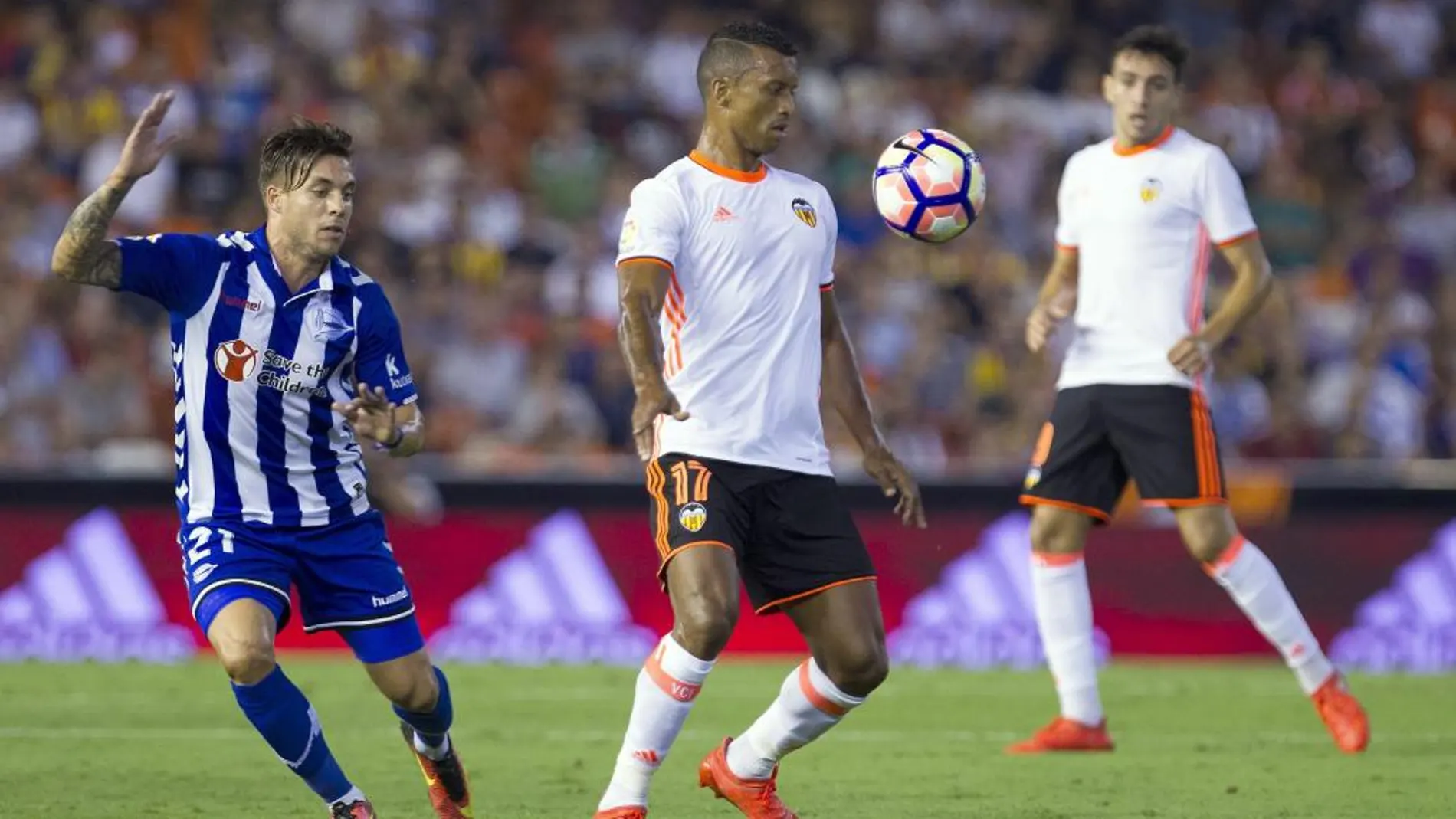 El centrocampista portugués del Valencia, Luis Carlos Almeida "Nani", intenta controlar el balón ante el defensa del Alavés, Kiko Femenía