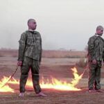 Imagén de un vídeo del EI en que dos soldados turcos son quemados vivos