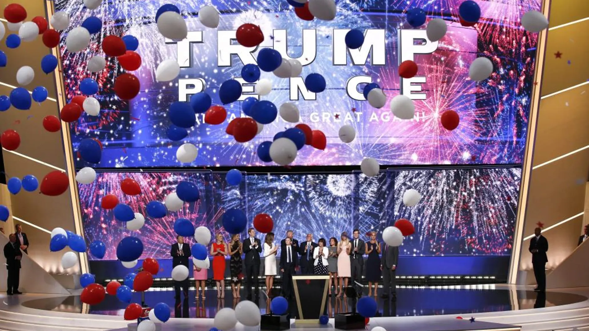 El candidato republicano a la presidencia, Donald Trump (c) , aplaude junto al candidato a vicepresidente, Mike Pence (c-d)