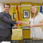 Pilar del Olmo firma con Román Escolano el préstamo concedido por el BEI