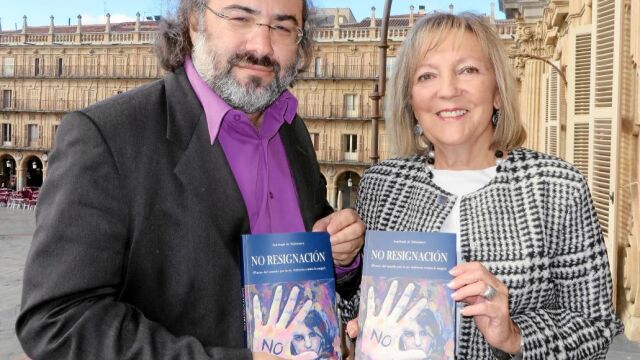 Alfredo Pérez Alencart y la concejala de Salamanca Cristina Klimowitz presentan «No Resignación». A la derecha, la portada de la antología.