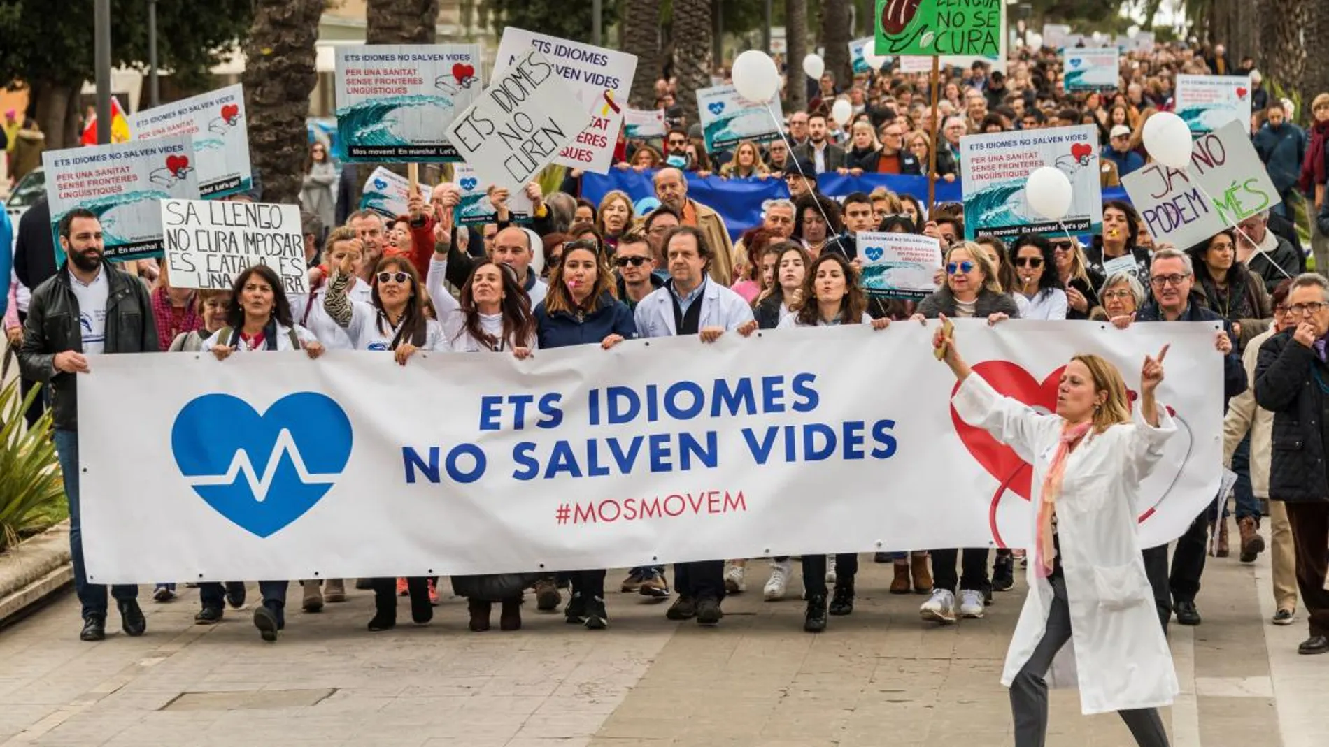 Manifestación para protestar contra el proyecto de decreto balear que exige la acreditación del conocimiento del catalán a los trabajadores de la sanidad pública de las islas. Efe/Cati Clader