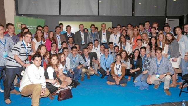 Fabra con los miembros de NNGG y su presidente, Juan Carlos Caballero.