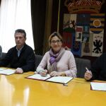 Mayte Martín Pozo firma el acuerdo con Ángel del Carmen (UGT), Manuel Prieto (UGT y Ángel Hernández, de la patronal zamorana