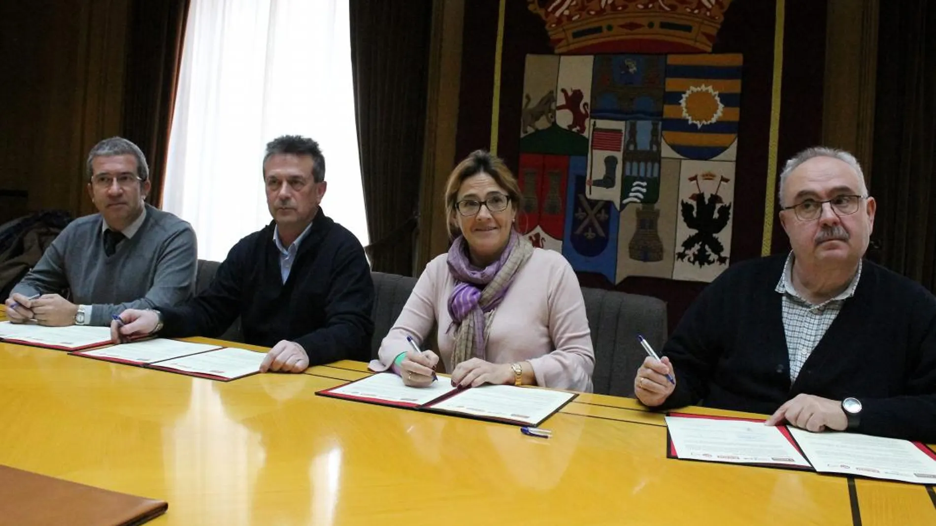 Mayte Martín Pozo firma el acuerdo con Ángel del Carmen (UGT), Manuel Prieto (UGT y Ángel Hernández, de la patronal zamorana
