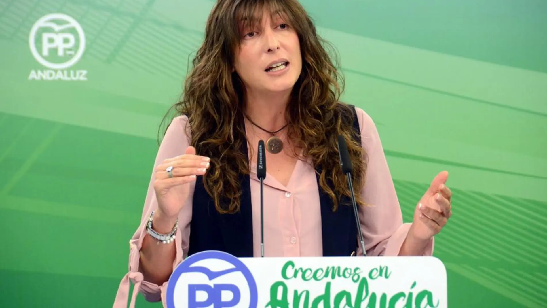 La secretaria general del PP andaluz, Dolores López, ayer, en la sede regional de su partido en Sevilla