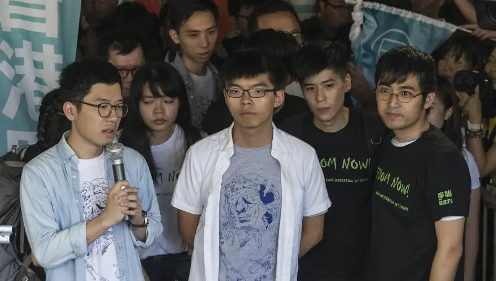 Los líderes estudiantiles Nathan Law (c), Joshua Wong (c) y Alex Chow (dcha) condenados hoy