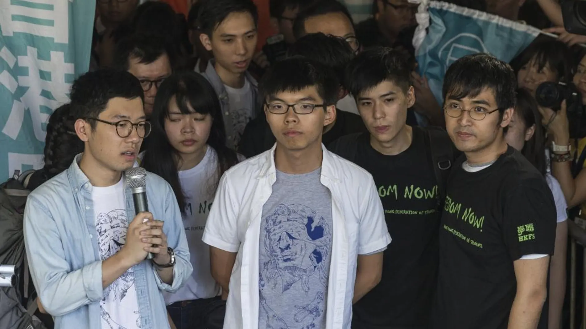 Los líderes estudiantiles Nathan Law (c), Joshua Wong (c) y Alex Chow (dcha) condenados hoy