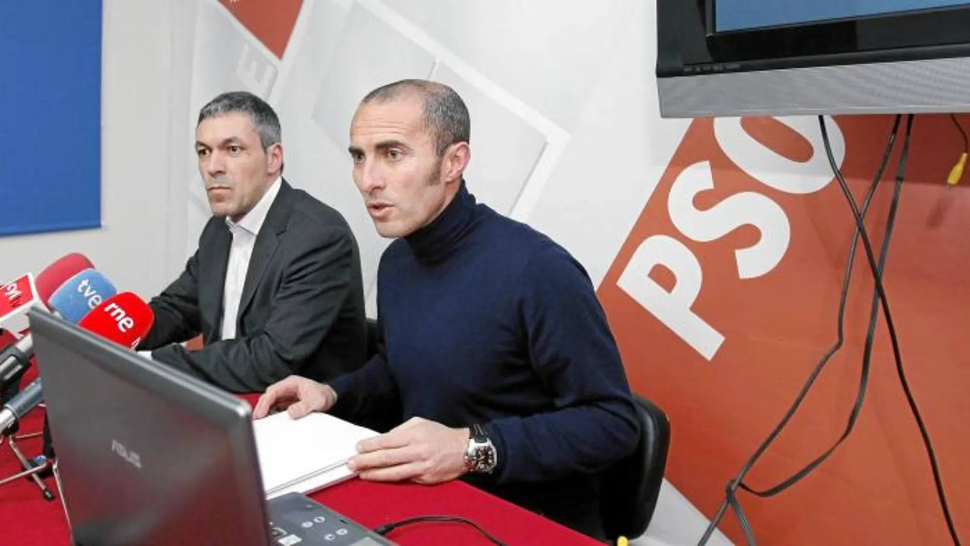El secretario de Economía del PSOE de Castilla y León, Julio López, arrancó en Ávila con la campaña «El paro no es un porcentaje»