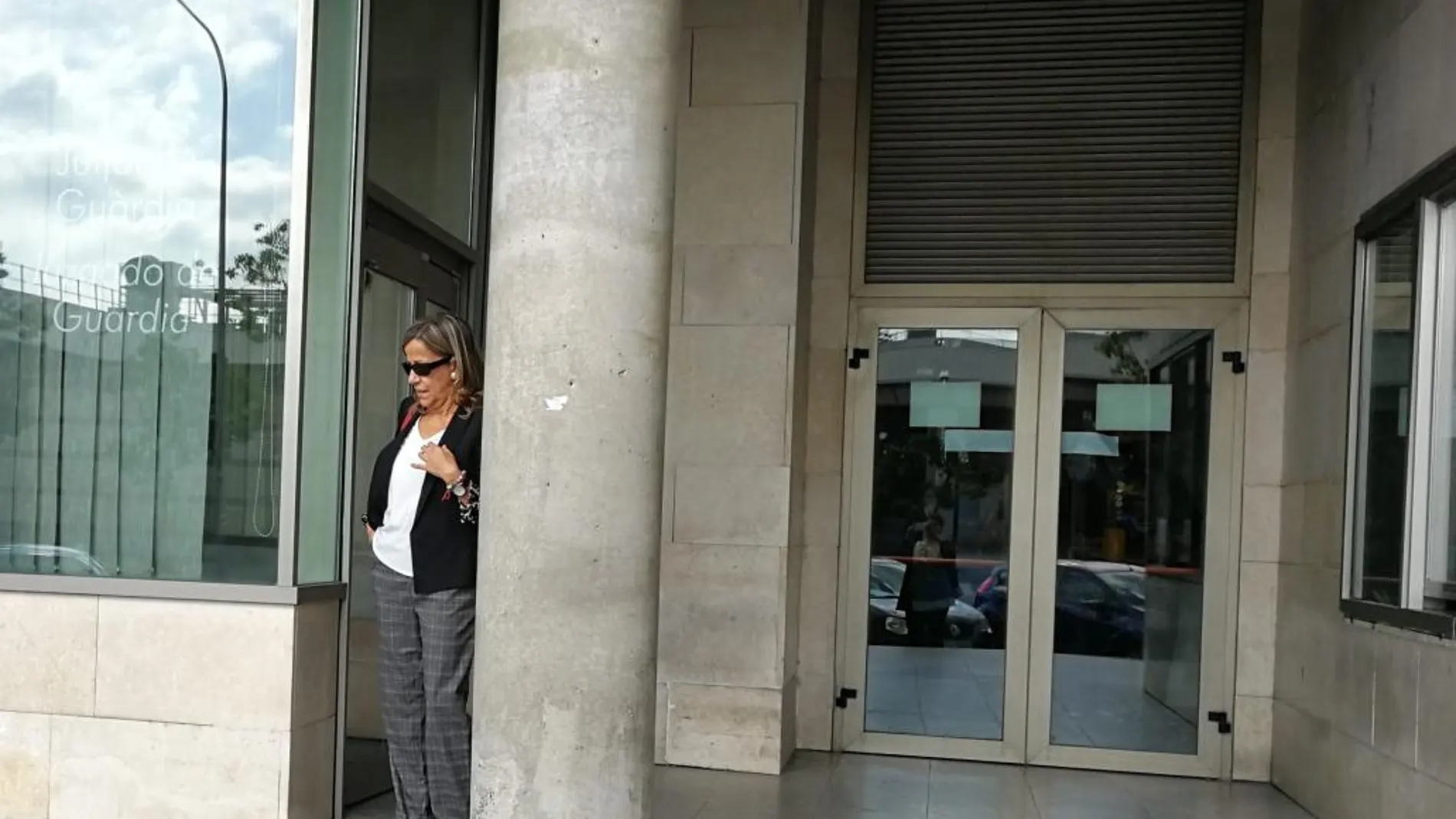 La tesorera del PP nacional, Carmen Navarro, escapa de las cámaras de los periodistas, por el Juzgado de Guardia