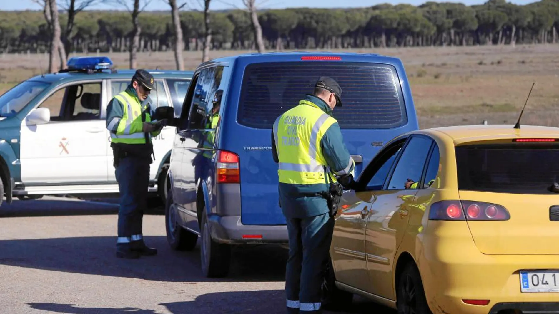 Efectivos de la Guardia Civil durante un control de velocidad en las carreteras de la Comunidad.