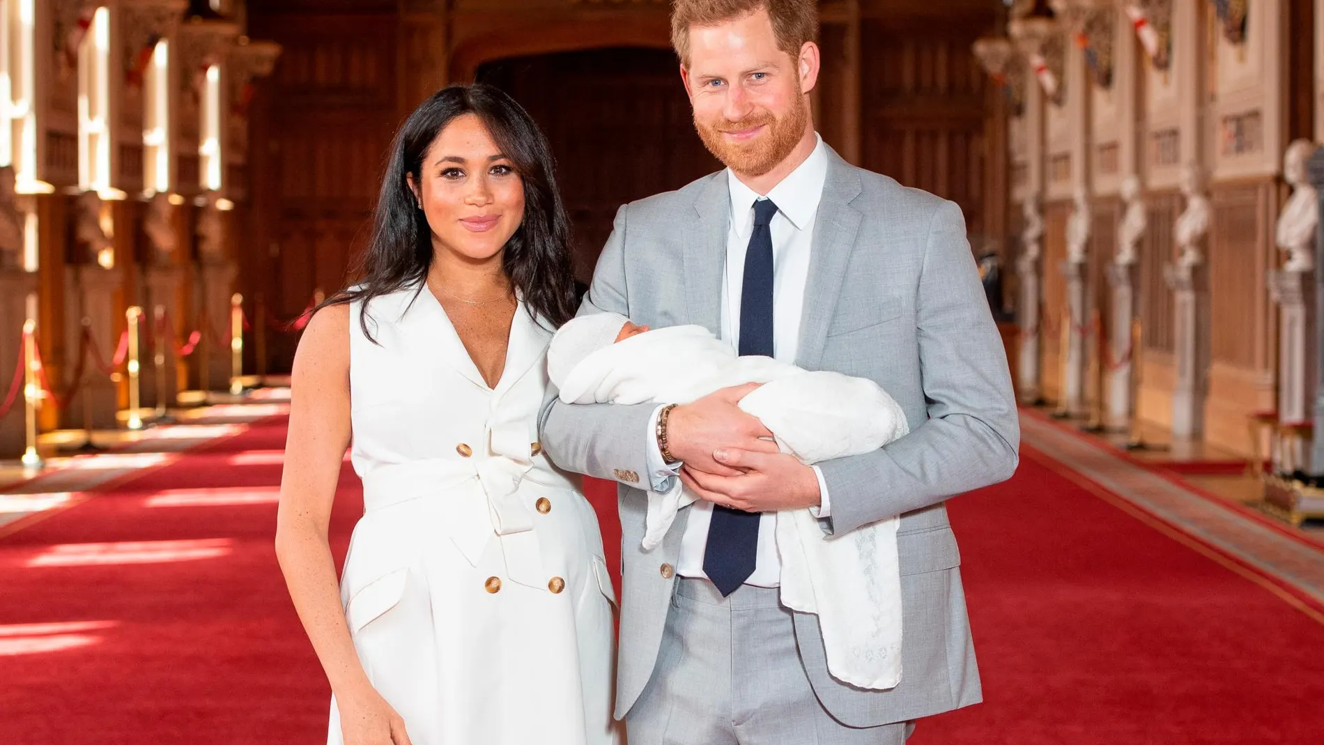 Harry y Meghan Markle posan con su bebé esta mañana en el Castillo de Windsor.