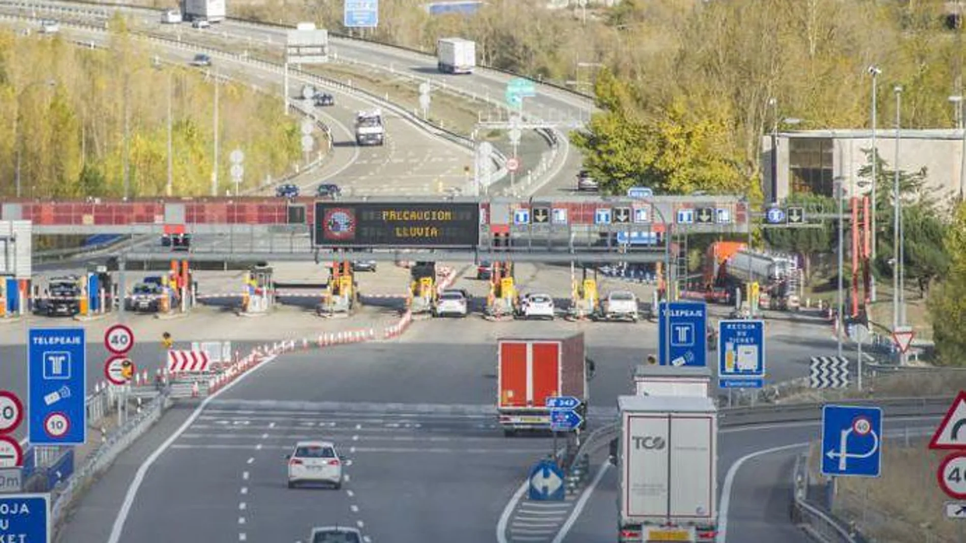 La autopista AP-1 a su paso por el peaje de Castañares